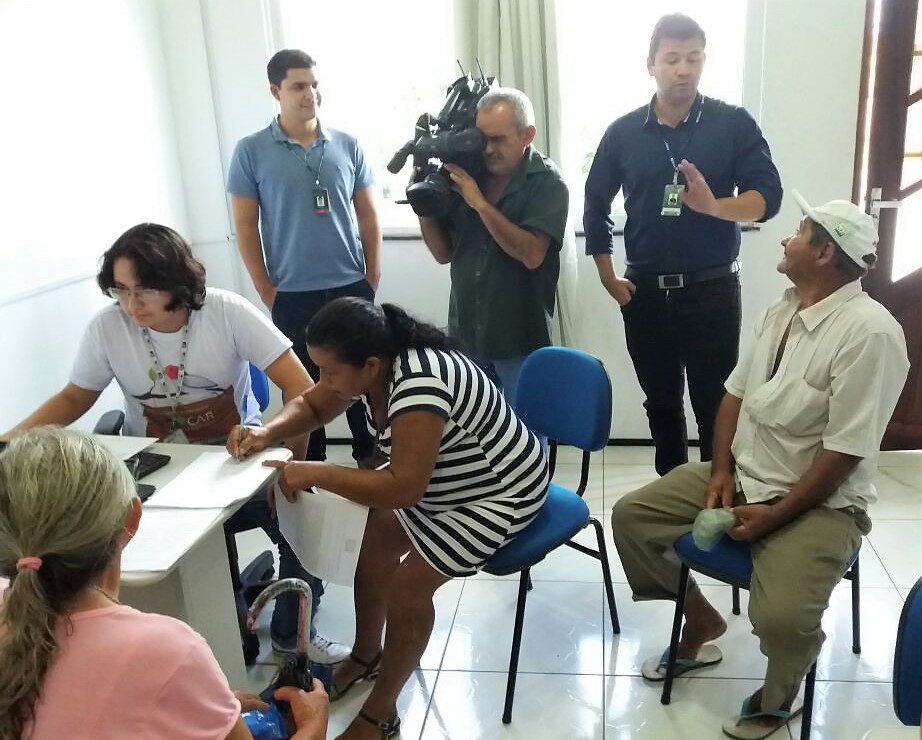 Fotografia dos jornalistas e câmera da TVC acompanhando a execução do Cadastramento Ambiental em Canindé