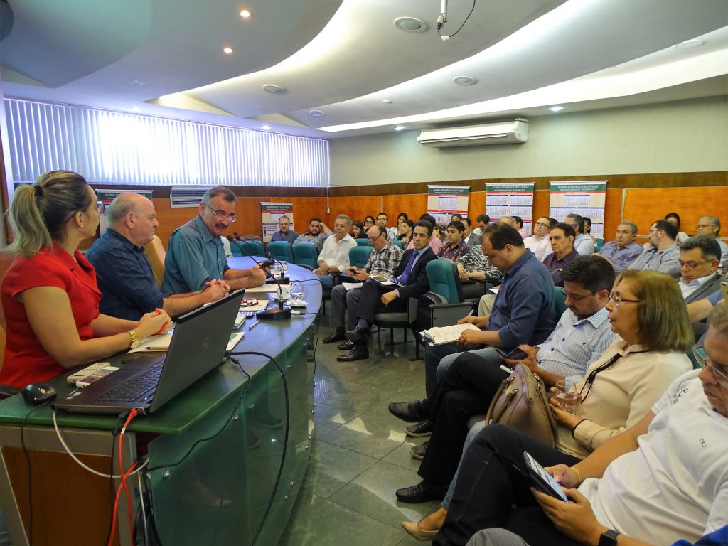 Presidente do Coema, Artur Bruno, ao microfone, explica a necessidade de adiar a discussão da proposta