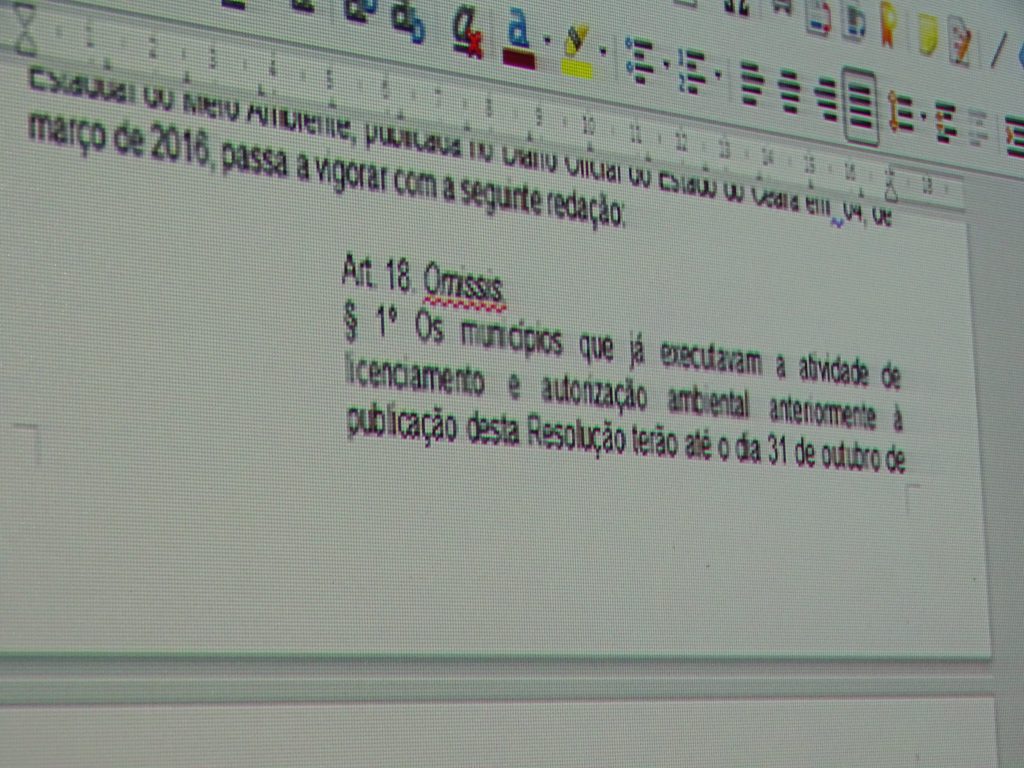 Trecho de legislação sobre a obrigatoriedade da municipalização do licenciamento ambiental projetada em tela.