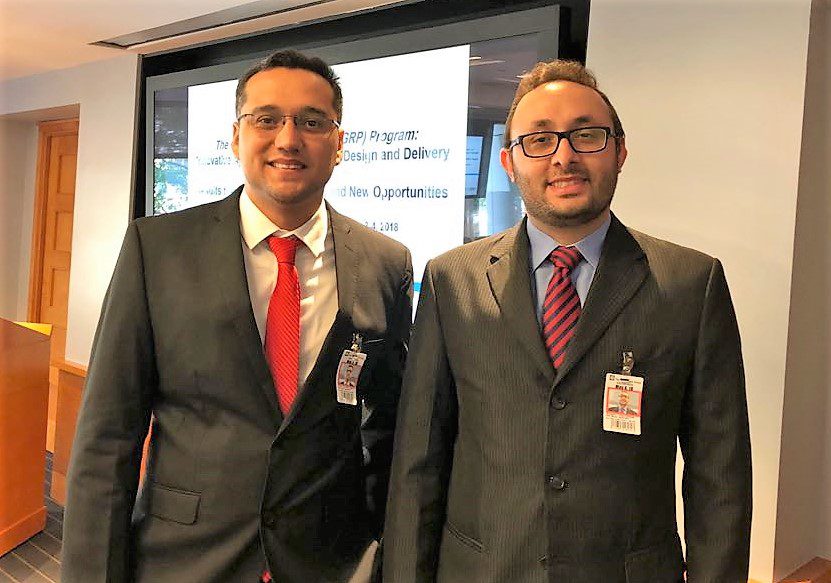 Fotografia dos dois representantes da Semace. À esquerda, Ítalo Sollon, à direita, Thiago Bessa. Ambos usam paletó e gravata e estão sorrindo para a câmera