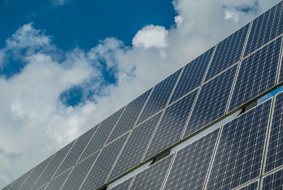 Placa fotovoltaica com céu azul ao fundo