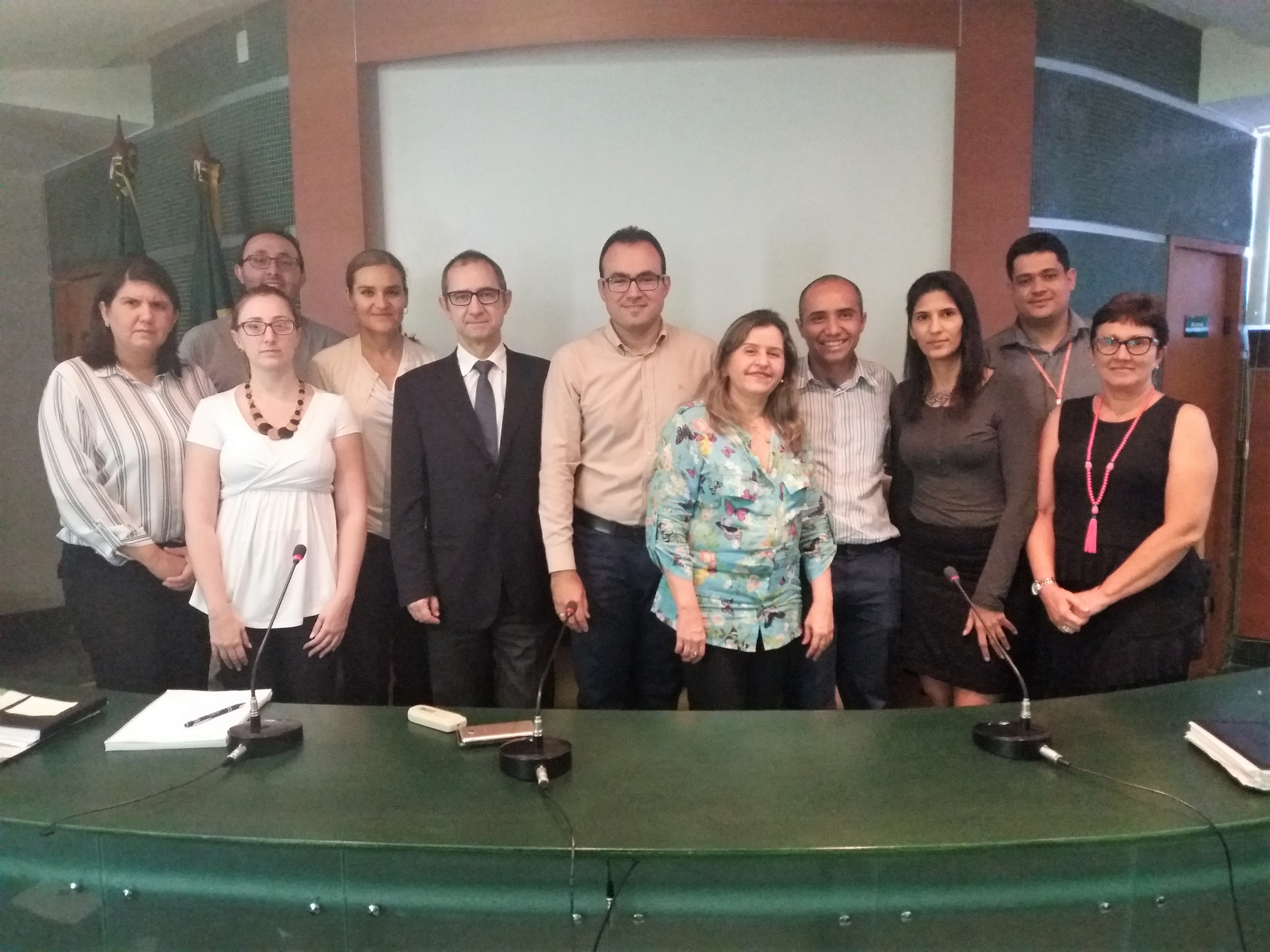 Missão do Banco Mundial e diretores da Semace posam para foto na abertura da jornada de reuniões