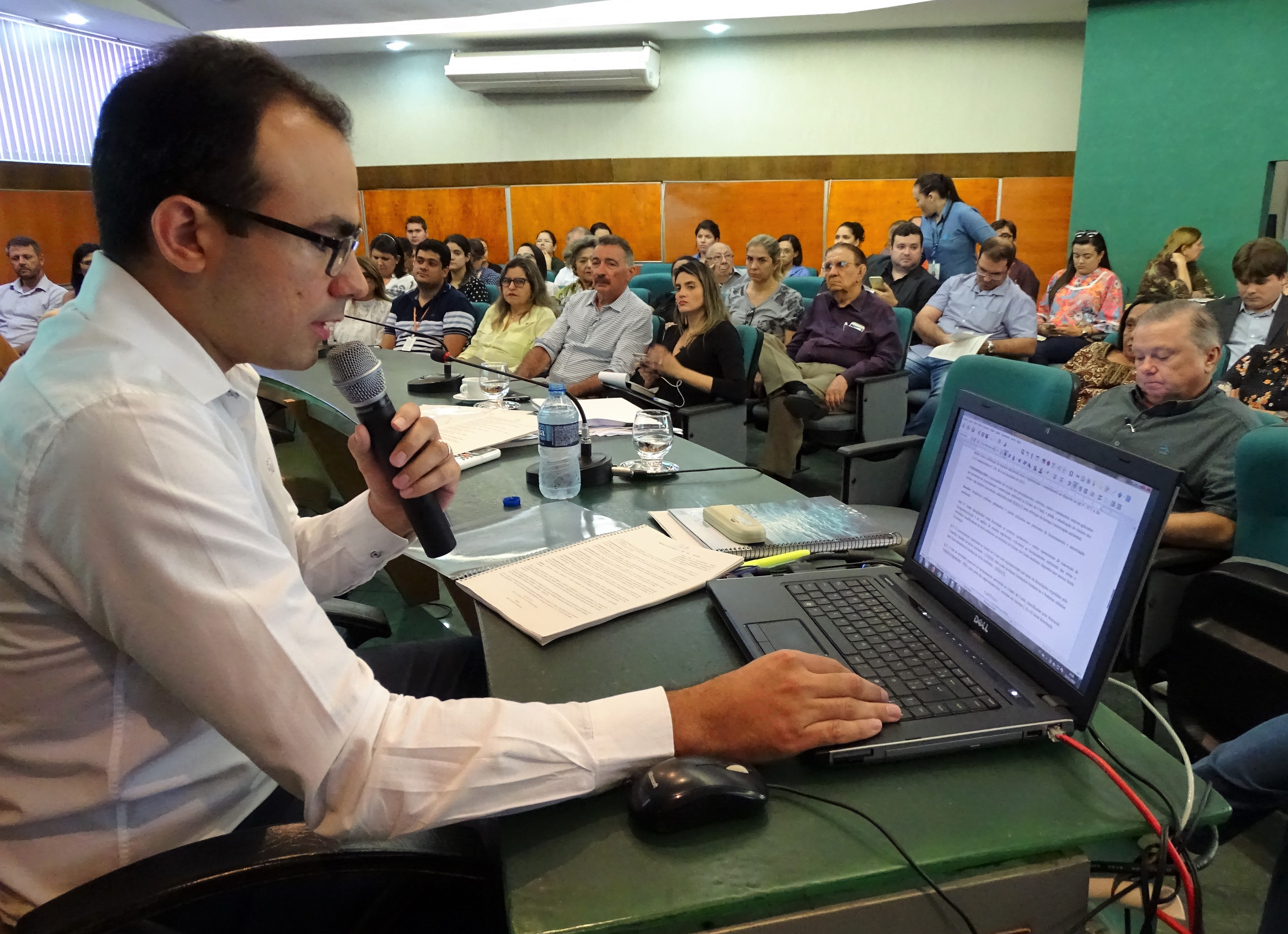 Superintendente da Semace, Carlos Alberto Mendes, lê proposta de resolução que reformula o licenciamento ambiental, durante reunião do Coema
