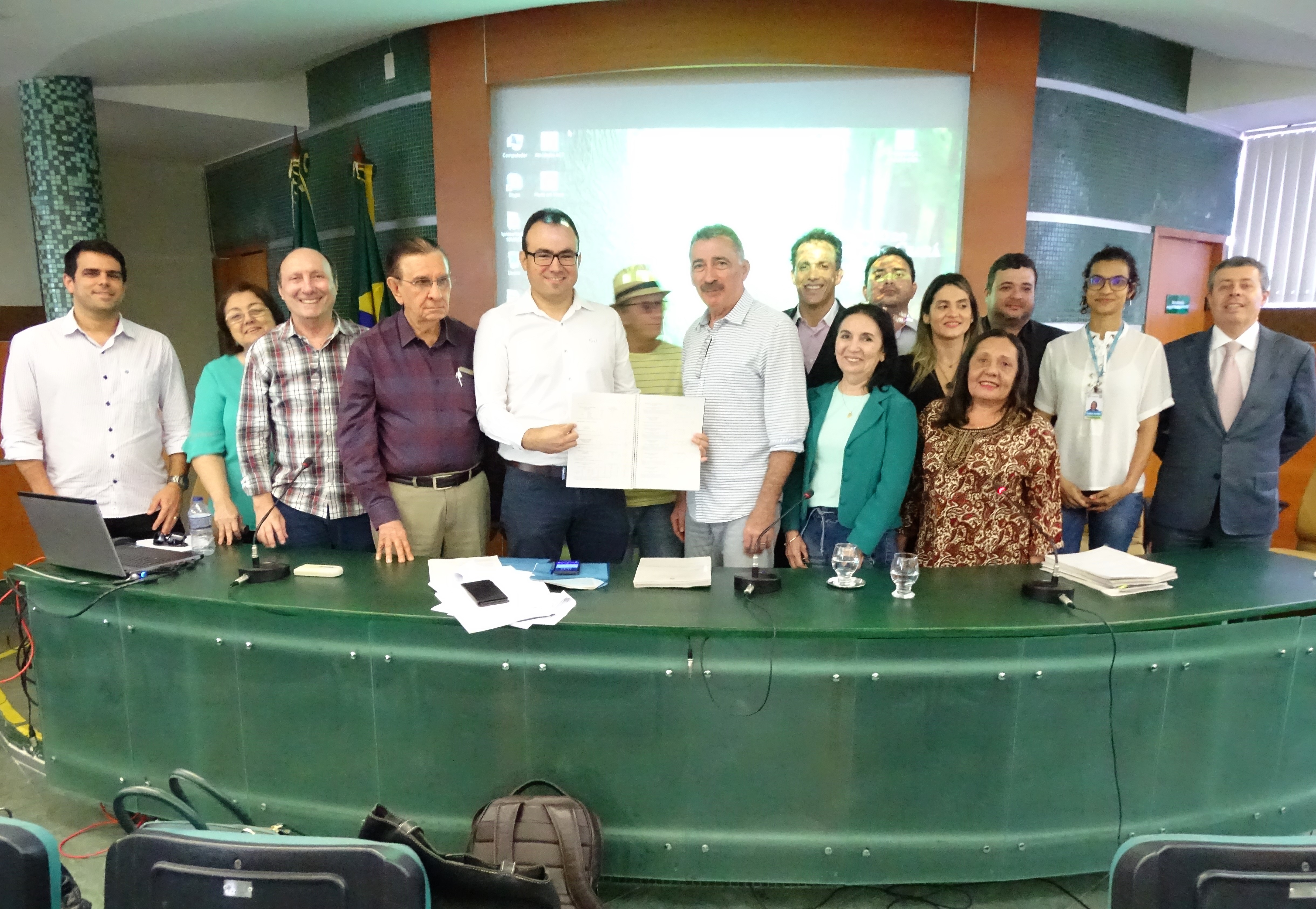 Superintendente da Semace, Carlos Alberto Mendes, mostra a proposta de reformulação do licenciamento ambiental, ao lado de outros integrantes do Coema