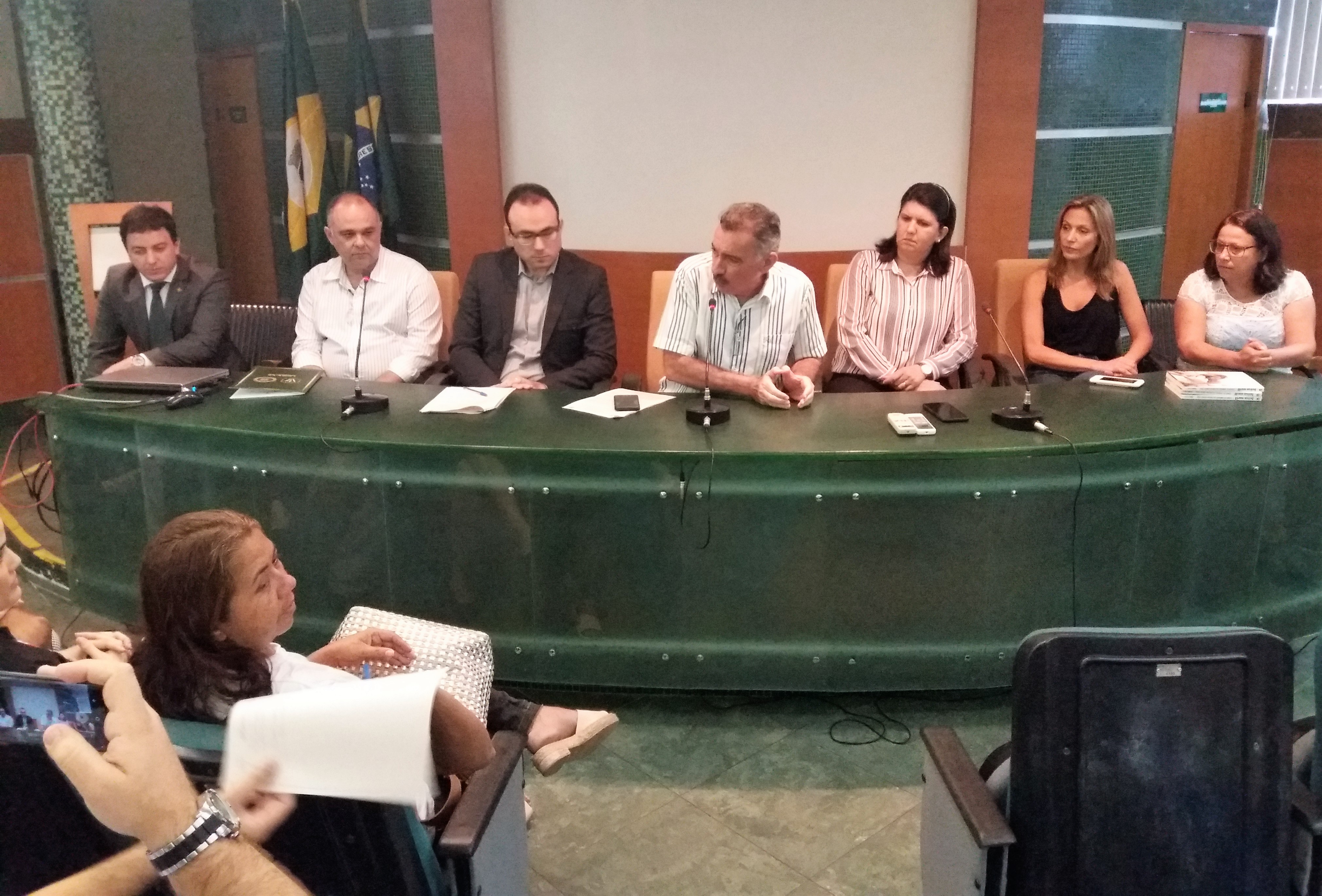 Secretário do Meio Ambiente, Artur Bruno, comanda mesa na reunião de apresentação dos pareceres sobre a situação dos ursos do zoológico de Canindé