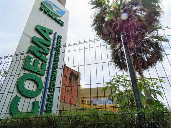 Fachada do auditório da Semace com a placa do Coema em primeiro plano