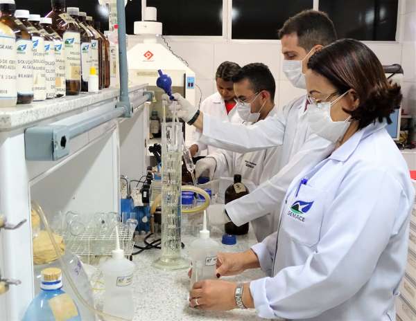 Técnicos da Semace fazem análise em um dos laboratório do órgão