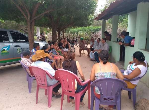 Cadastradores do CAR fazem reunião preparatória na frente de uma casa da localidade atendida