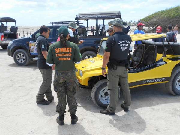 Fiscais atuam junto a motoristas na praia