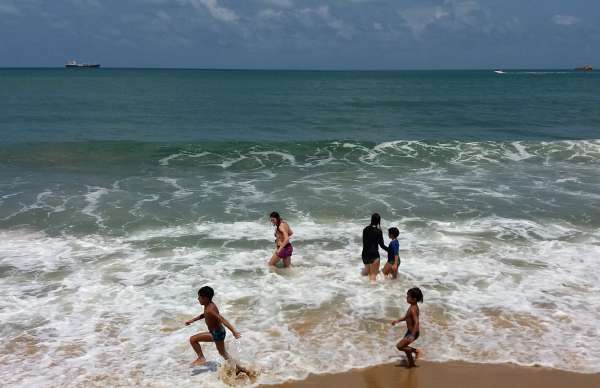 Crianças tomando banho de mar