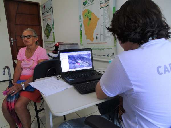 Cadastrador do CAR atende pequena proprietária