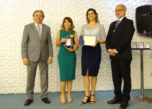 Ouvidoras da Semace recebem medalha e diplima