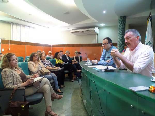 Presidente do Coema, Artur Bruno, fala durante a reunião