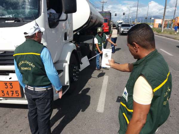 Técnicos da Semace mede negrume da fumaça emitida por caminhão