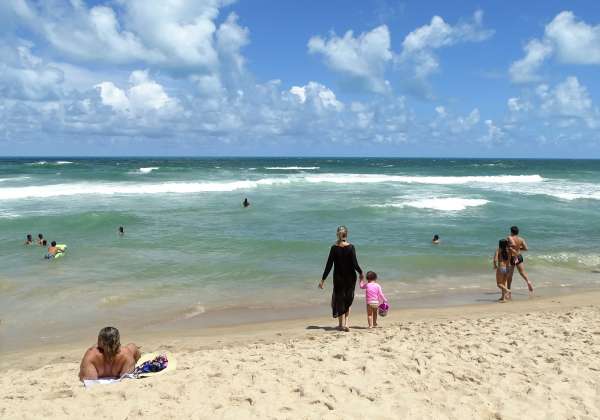 Pessoas se divertem na praia