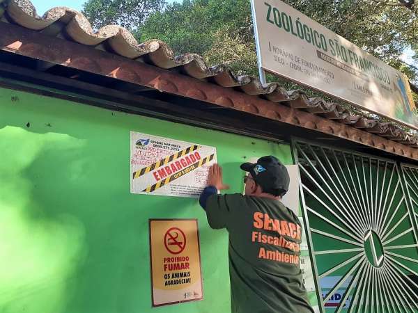 Fiscal prega adesivo de embargo na entrada do zoológico