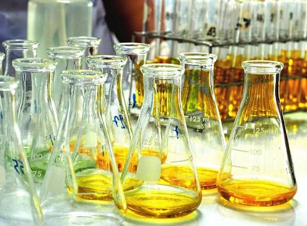 Vidros de laboratório com substâncias