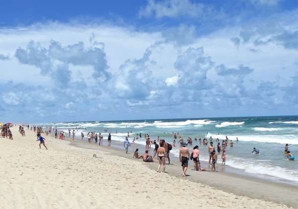 Praia com sol e banhistas