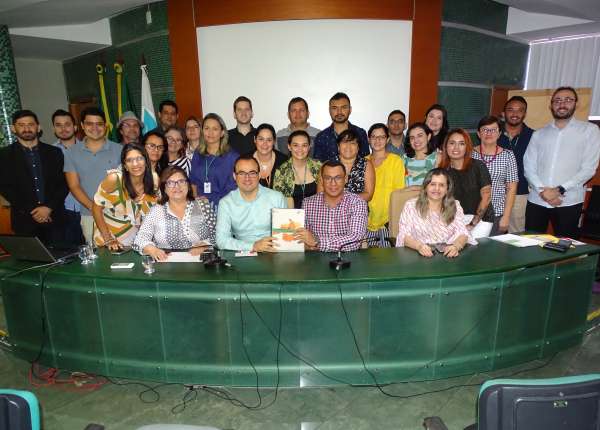 Dirigentes da Semace e equipes do CAR posam com o relatório final