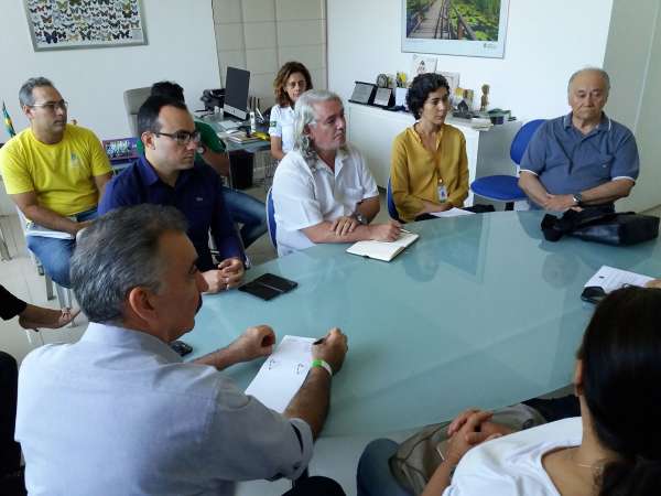 Representantes de entidades de meio ambiente em reunião sobre mancha de óleo