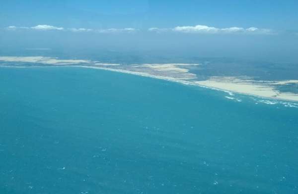 Vista aérea do litoral sem mancha de óleo