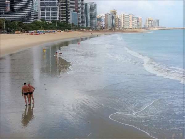 Praia do Meireles com banhistas