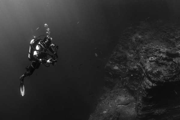 Mergulhador no fundo do mar