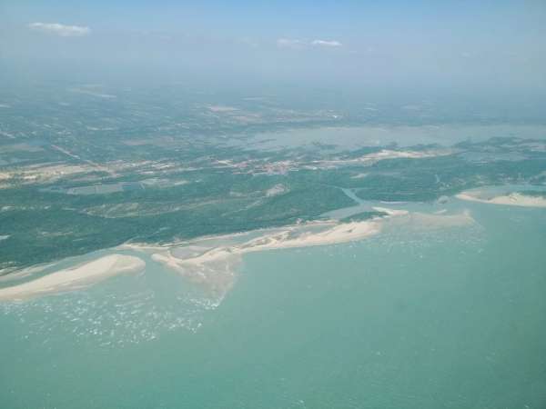 Imagem aérea mostra mar sem mancha