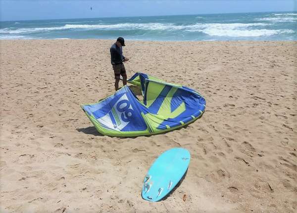 Kitesurfista ajusta a pipa antes de decolar