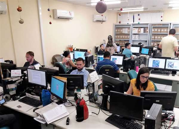 Sala do setor de licenciamento com técnicos trabalhando