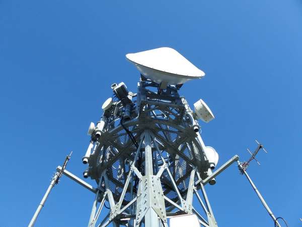 Antenas em torre de telefonia