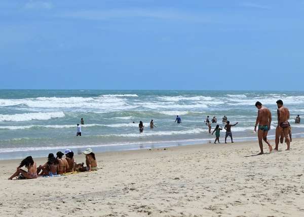 Praia do Futuro com banhistas