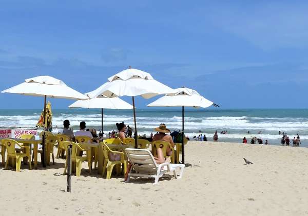 Banhistas se divertem na Praia do Futuro