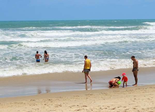 Crianças e adultos se divertem na Praia do Futuro