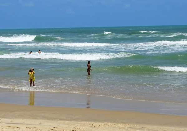Banhistas na Praia do Futuro