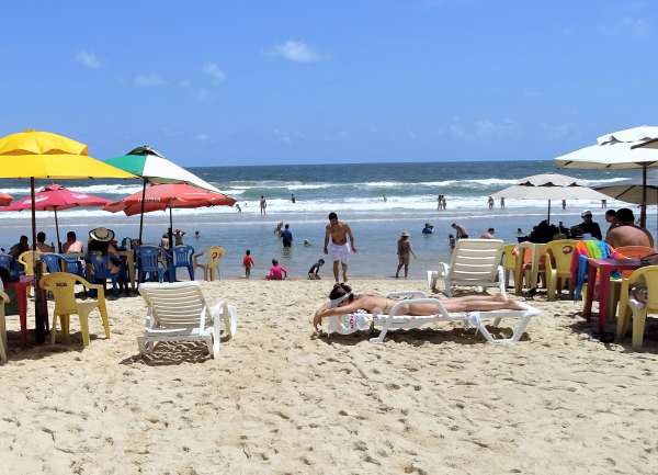 Banhistas tomam sol na Praia do Futuro