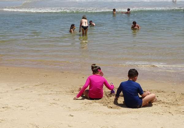 Crianças brincam na Praia do Futuro