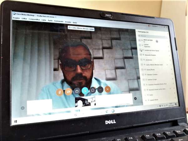 Superinendente na tela do notebook, durante reunião virtual