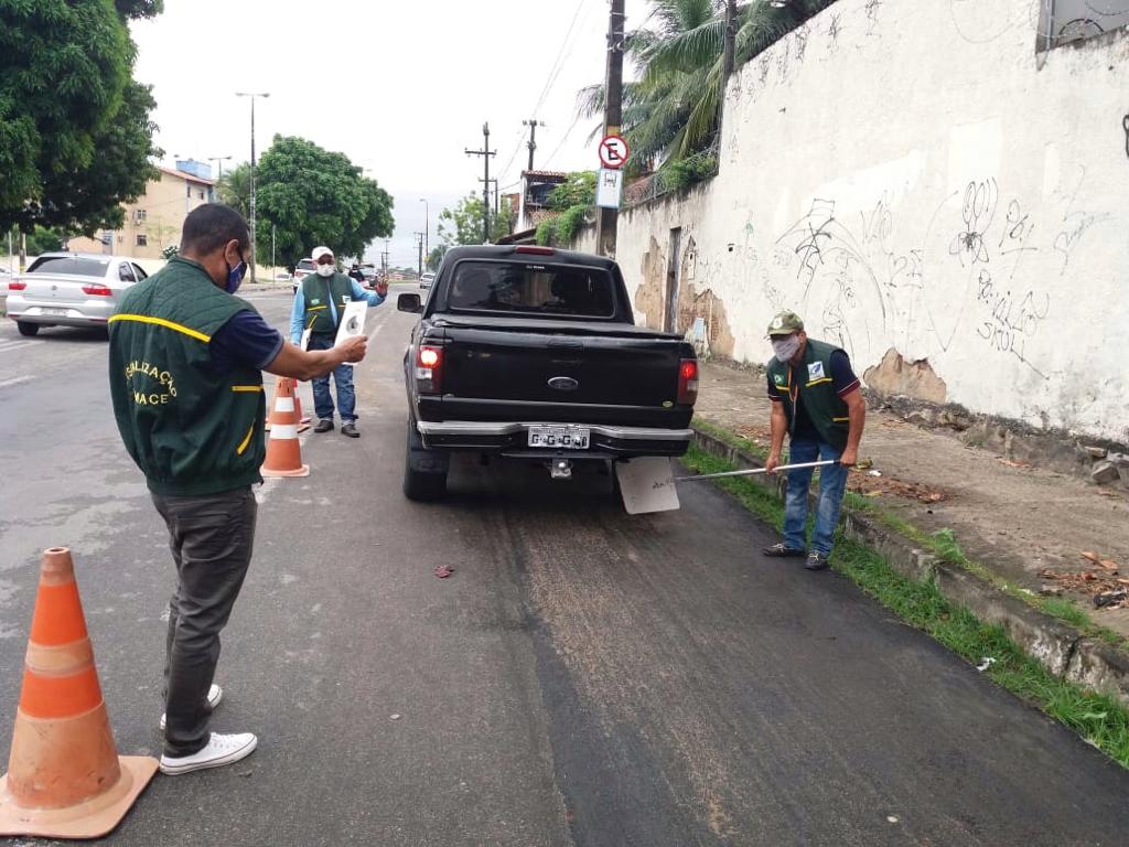 58 veículos vistoriados e cinco multados em blitze da Semace de combate à fumaça preta