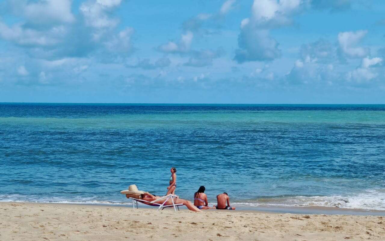 Praia de Iracema e mais 19 trechos estão próprios para banho, em Fortaleza