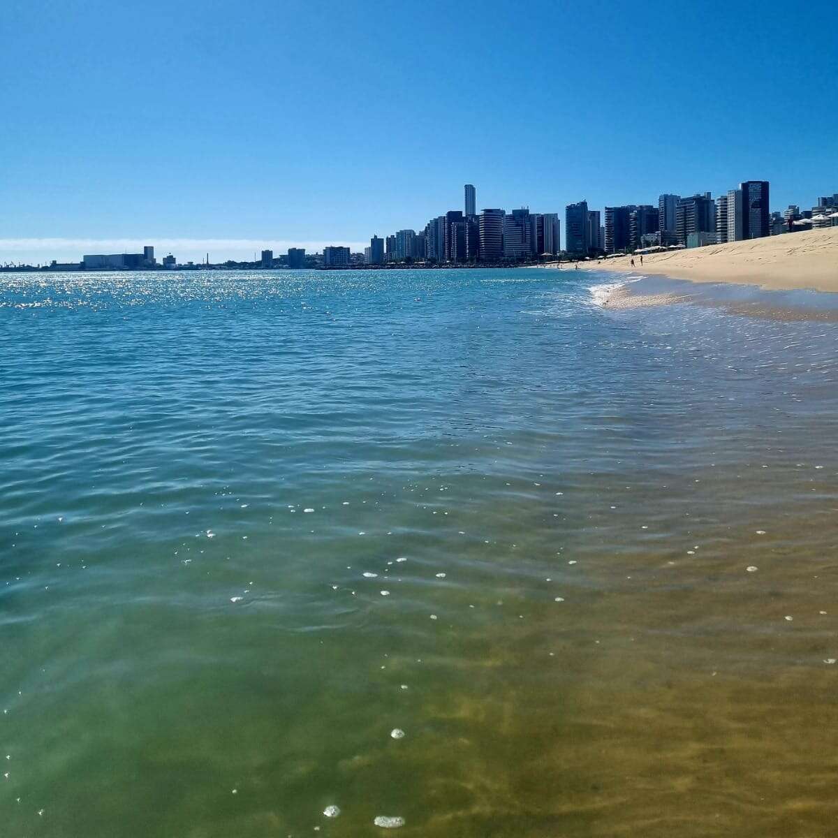 Bateu calor? Orla de Fortaleza tem 22 trechos próprios para banho neste fim de semana