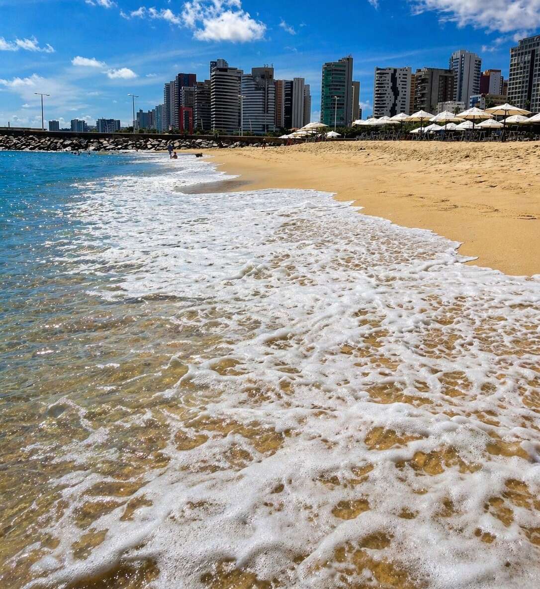 Vai curtir o feriadão na praia? Veja onde o banho está próprio em Fortaleza